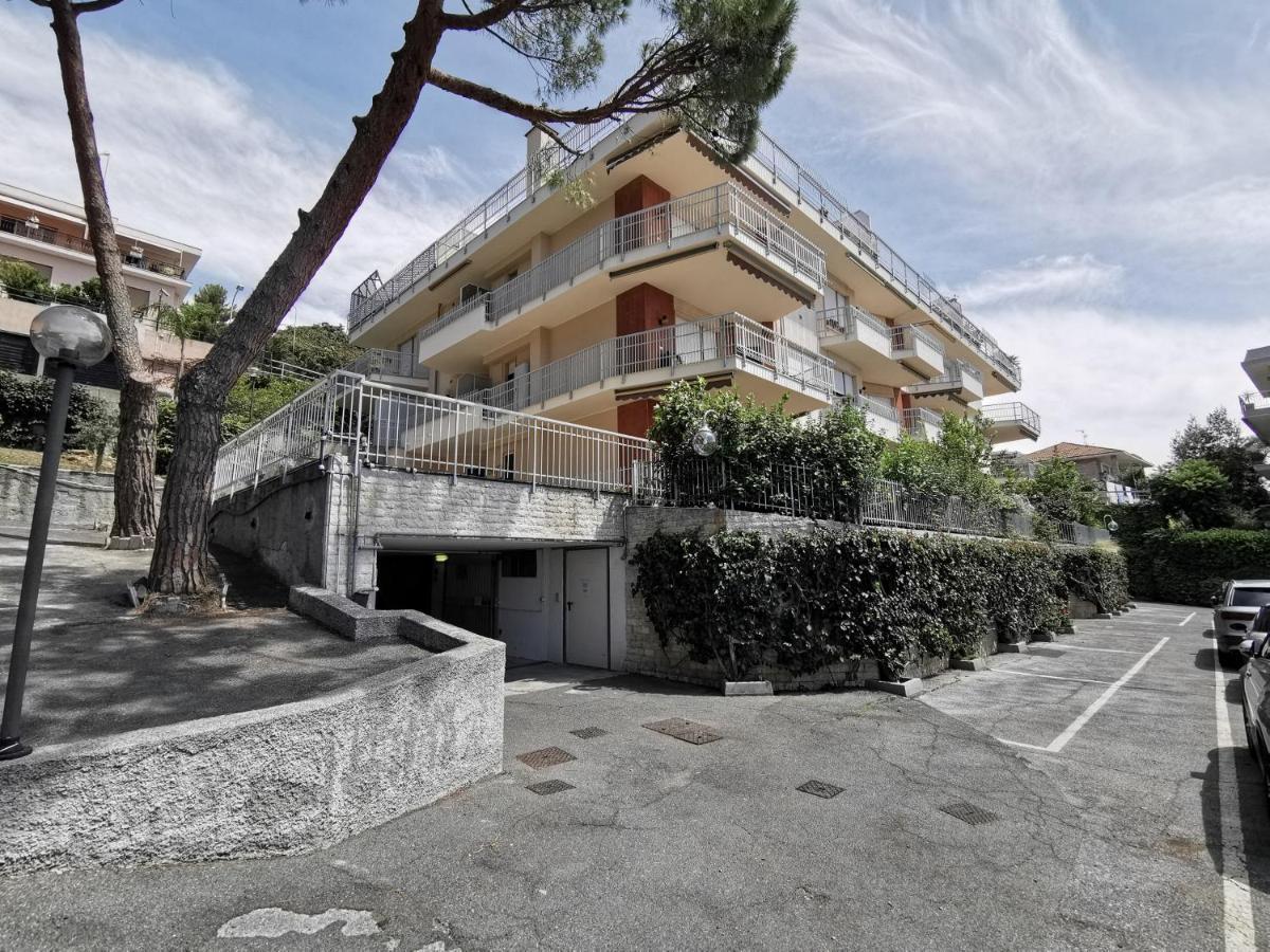 Wh - Appartamento Siccardi In Zona Residenziale Con Posto Auto Sanremo Eksteriør billede